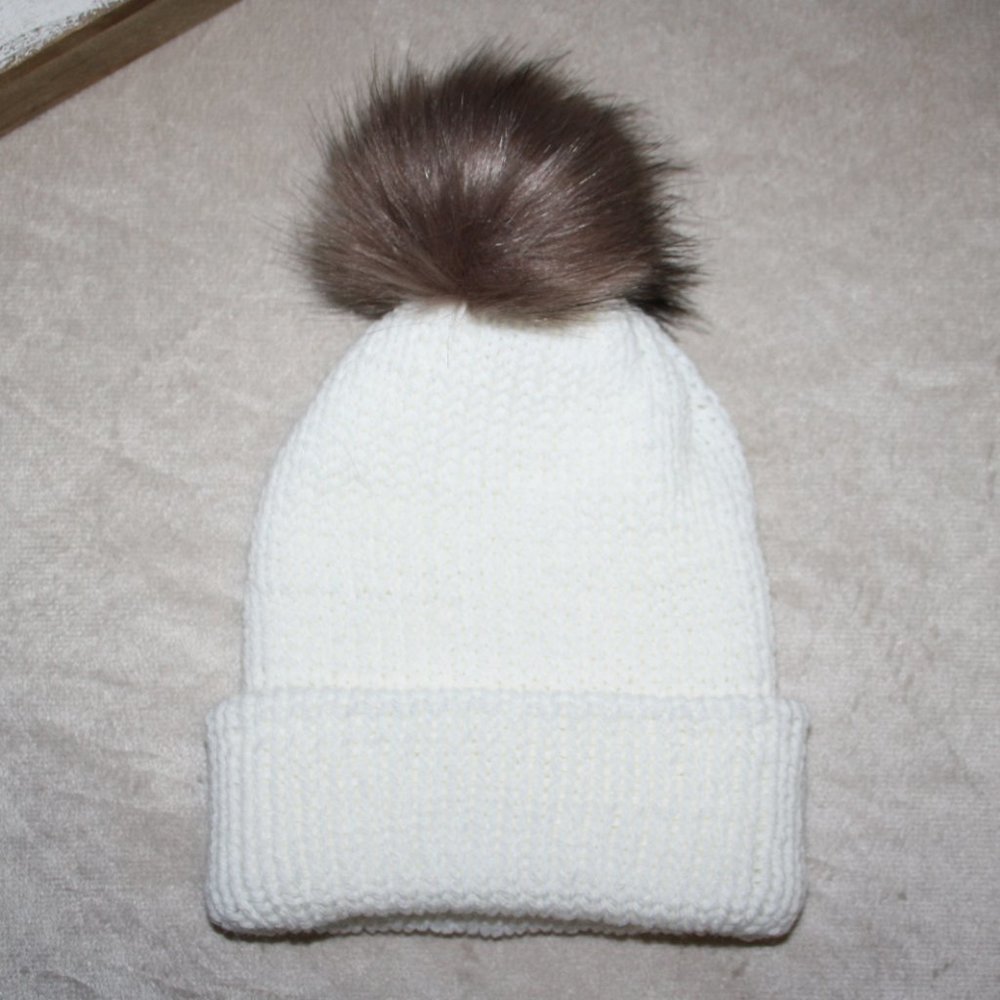 🤍 WHITE + BROWN FUR POM BEANIE · 12–18 MO 🤎
